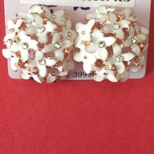 Beauful Flower Cluster Earrings! NEW